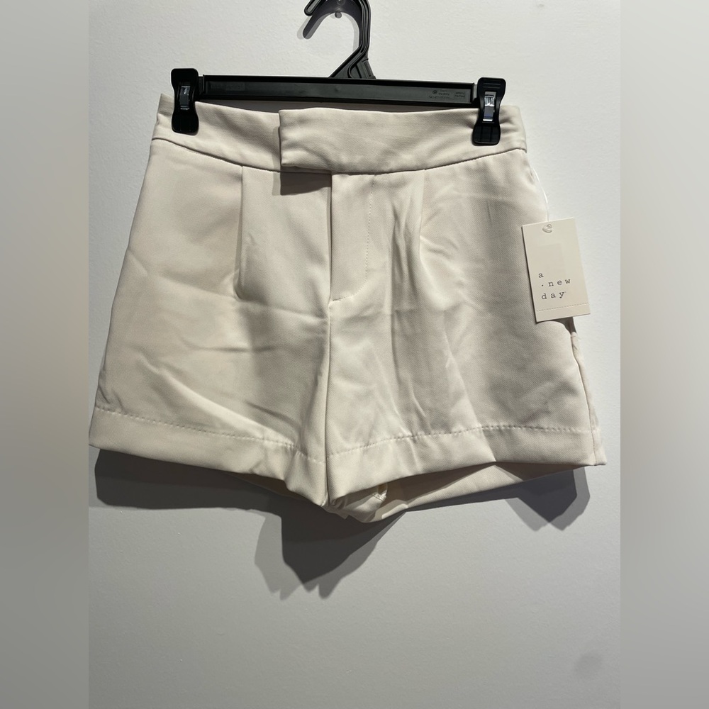 A New Day Women's High-Rise Tailored Shorts Off White Size 2 NWT